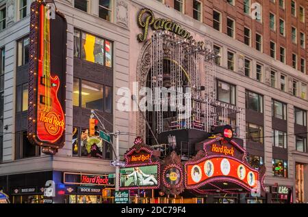 Berühmtes Hard Rock Cafe Restaurant und Shop am Times Square. Neo Lights, Billboard und eine riesige beleuchtete E-Gitarre. Manhattan, New York City, USA Stockfoto