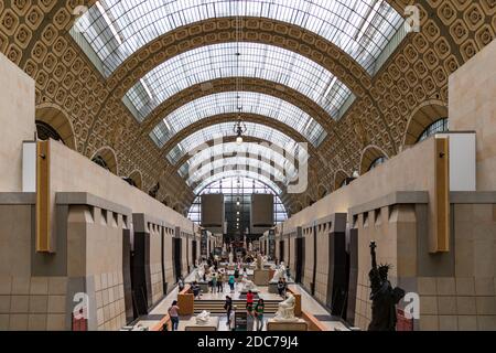 Paris, Frankreich, 5. Juli 2018: Besucher des Musée d'Orsay in Paris. In der ehemaligen Gare d'Orsay Bahnhof, dem Museum hat die größte Col Stockfoto