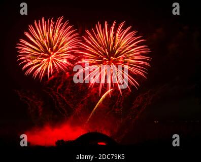 Bunte erstaunliche Feuerwerk isoliert in dunklen Hintergrund Nahaufnahme mit dem Ort für Text, Vilnius Feuerwerk, 4. Juli, Unabhängigkeitstag, Stockfoto
