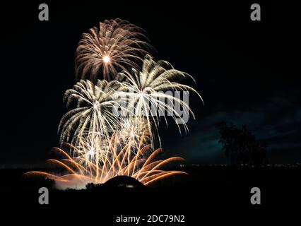 Bunte erstaunliche Feuerwerk isoliert in dunklen Hintergrund Nahaufnahme mit dem Ort für Text, Vilnius Feuerwerk, 4. Juli, Unabhängigkeitstag, Stockfoto