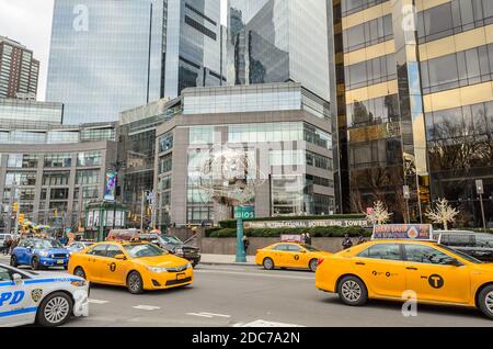 Trump International Hotel and Tower. Futuristische Wolkenkratzer und Avenue mit Verkehr. Fahrzeuge auf der Straße, Yellow Taxis und NYPD Police Car. NYC, USA Stockfoto