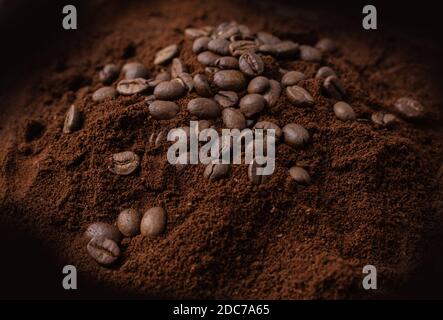 Ein Stapel gemahlener Kaffee mit Kaffeebohnen darauf Stockfoto