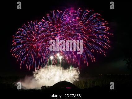 Bunte erstaunliche Feuerwerk isoliert in dunklen Hintergrund Nahaufnahme mit dem Ort für Text, Vilnius Feuerwerk, 4. Juli, Unabhängigkeitstag, Stockfoto