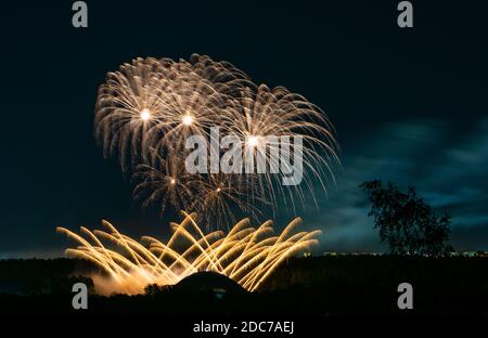 Bunte erstaunliche Feuerwerk isoliert in dunklen Hintergrund Nahaufnahme mit dem Ort für Text, Vilnius Feuerwerk, 4. Juli, Unabhängigkeitstag, Stockfoto