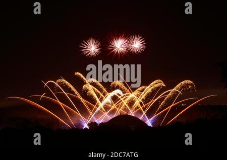 Bunte erstaunliche Feuerwerk isoliert in dunklen Hintergrund Nahaufnahme mit dem Ort für Text, Vilnius Feuerwerk, 4. Juli, Unabhängigkeitstag, Stockfoto