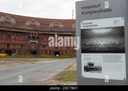 19. November 2020, Bayern, Nürnberg: Eine Tafel mit der Aufschrift "Innenhof Kongresshalle" befindet sich im Innenhof der Kongresshalle auf dem ehemaligen Reichsparteitagsgelände in Nürnberg. Am 20. November 2020 jährt sich der Start der Nürnberger Prozesse zum 75. Mal. Foto: Timm Schamberger/dpa Stockfoto