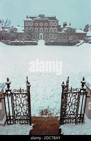 Archiv gescanntes Bild von Schnee auf dem Gelände von York Haus Twickenham während Schnee Anfang 1991 Stockfoto