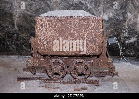 Alte rostigen Wagen voller Salz Stockfoto