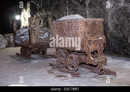 Alte rostigen Wagen voller Salz Stockfoto