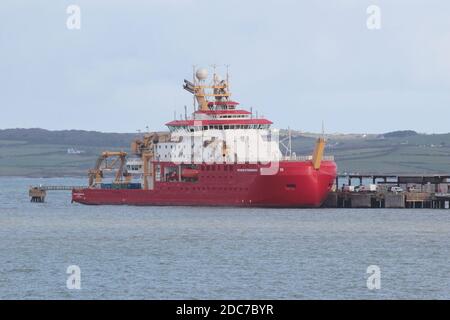 Mittwoch, 18. November 2020.RRS Sir David Attenborough Forschungsschiff hat bei Holyhead während einer Pause in seinen Versuchen vor der Küste von Nordwales gelegen, Das Schiff hat seine erste Reihe von technischen Tests abgeschlossen und wird kurz nach der Ankunft an den Natural Environment Research council und British Antarctic Survey übergeben werden Quelle : Mike Clarke / Alamy Live News Stockfoto