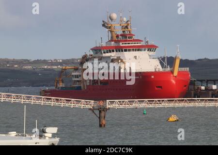 Mittwoch, 18. November 2020.RRS Sir David Attenborough Forschungsschiff hat bei Holyhead während einer Pause in seinen Versuchen vor der Küste von Nordwales gelegen, Das Schiff hat seine erste Reihe von technischen Tests abgeschlossen und wird kurz nach der Ankunft an den Natural Environment Research council und British Antarctic Survey übergeben werden Quelle : Mike Clarke / Alamy Live News Stockfoto