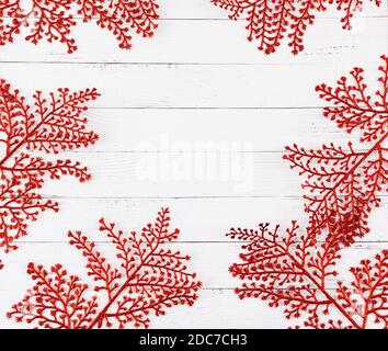 Holz weiß weihnachten Urlaub Hintergrund mit dekorativen Glitter roten Ästen und Zentrum Kopie Raum. Stockfoto