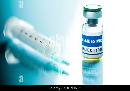 REMDESIVIR Injektionsampulle mit Spritze und Nadel, isoliert auf reflektierendem Glas Surface, Potential FDA experimentelle Studie Medikament zur Behandlung von Coronavirus Stockfoto