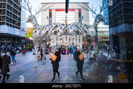 Glasgow, Schottland, Großbritannien. 19. November 2020. Am Tag vor der höchsten Stufe 4 Sperre auf West-und Zentral-Schottland, Geschäfte in Glasgow Stadtzentrum und Straßen sind mit Mitgliedern der Öffentlichkeit beschäftigt. Im Bild: Einkaufsbummel in der Argyle Street. Iain Masterton/Alamy Live News Stockfoto