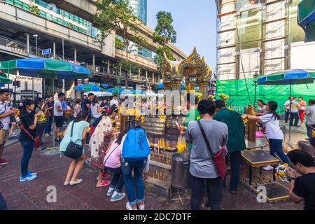 Viele Thais beten im beliebten Erawan-Schrein in Bangkok, Thailand Stockfoto