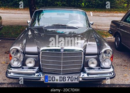 Bayern, Deutschland - 22. September 2018: Vorderansicht des alten blauen Mercedes-Benz 280 SE in Bayern geparkt. Der Mercedes-Benz 380 SL wurde ab 1965 produziert Stockfoto