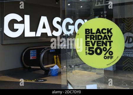 Glasgow, Schottland, Großbritannien. November 2020. Da sich viele Geschäfte auf eine zweite Covid-Sperre vorbereiten, mussten einige Geschäfte es einen Tag nennen und schließen vorschnell. Für andere Black Friday Verkäufe können ihre letzte Chance, um Bargeld in den Kassen vor Weihnachten setzen. Kredit. Douglas Carr/ Alamy Live News Stockfoto