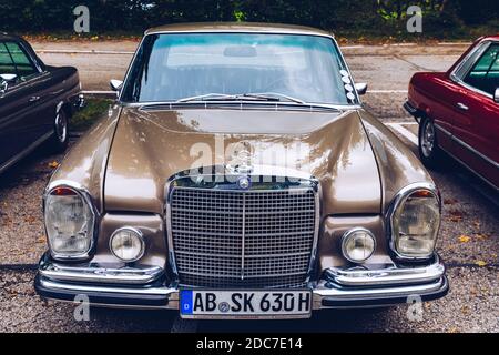 Bayern, Deutschland - 22. September 2018: Vorderansicht des alten blauen Mercedes-Benz W114 oder W115 in Bayern geparkt. Produziert wurde der Mercedes-Benz W114 oder W115 Stockfoto