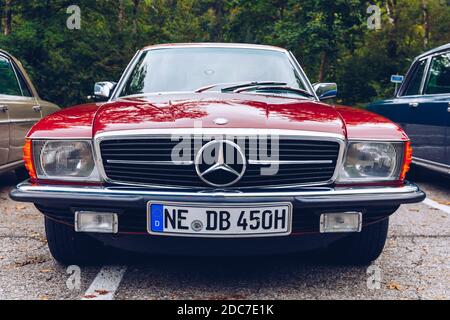 Bayern, Deutschland - 22. September 2018: Vorderansicht des alten blauen Mercedes-Benz 380 SL in Bayern geparkt. Der Mercedes-Benz 380 SL wurde ab 1971 produziert Stockfoto