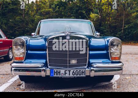 Bayern, Deutschland - 22. September 2018: Vorderansicht des alten blauen Mercedes-Benz 600 geparkt in Bayern. Der Mercedes-Benz 600 wurde von 1963 bis 198 produziert Stockfoto