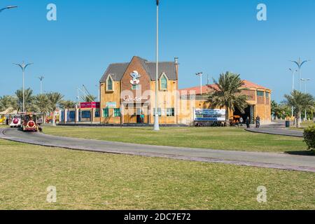 Bau von Schlümpfen Haus und Mini-Zug im corniche Park, der Stadt Dammam, Königreich Saudi-Arabien. Stockfoto