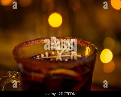 Glühwein Weihnachten und Neujahr Glühwein mit Zimt, Kardamom und Anis Wein mit Orange, Gewürze und Schneeflocken Lebkuchen. Stillleben, ein dri Stockfoto