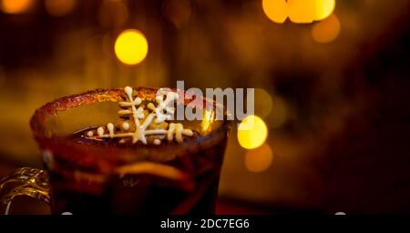 Glühwein Weihnachten und Neujahr Glühwein mit Zimt, Kardamom und Anis Wein mit Orange, Gewürze und Schneeflocken Lebkuchen. Stillleben, ein dri Stockfoto