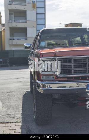 Eine Nahaufnahme vertikale Aufnahme von rauen unregelmäßigen Steinen mit bedeckt Moos und Schnee Stockfoto