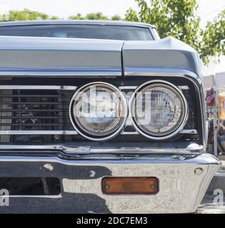 Eine Nahaufnahme vertikale Aufnahme von rauen unregelmäßigen Steinen mit bedeckt Moos und Schnee Stockfoto
