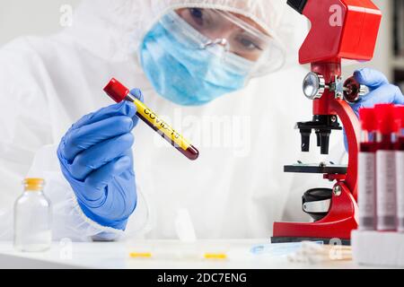 Medizintechniker hält eine COVID-19-Teströhrchen Blutprobe, ansteckend gefährlich Coronavirus-Krankheit globalen Pandemieausbruch Stockfoto