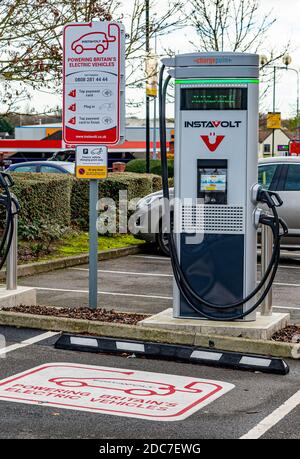 Grantham, Lincolnshire. Ein Instavolt Elektroauto Ladestation, in einem Parkplatz Stockfoto