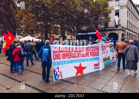 Stuttgart, 19. Oktober 2019: Kurdische Demonstration gegen den Einmarsch türkischer Truppen in syrisch-kurdische Gebiete. Stockfoto