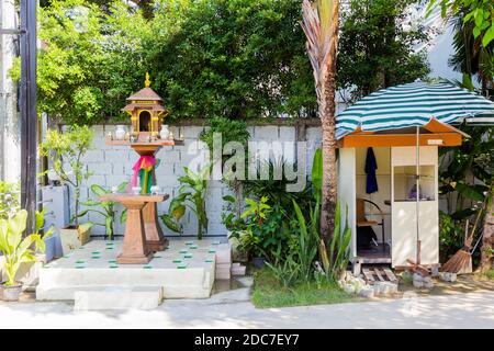 Ein thailändisches Geisterhaus ist ein üblicher Anblick in den Straßen Thailands Stockfoto