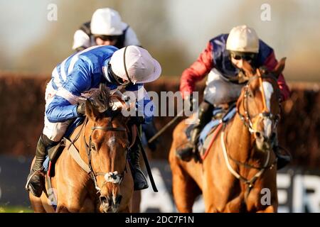 Tamaroc De Mathan mit Harry Cobden (blaue und rosa Seide) gewinnt die Visit racingtv.com Novices' Limited Handicap Chase auf der Wincanton Racecourse. Stockfoto