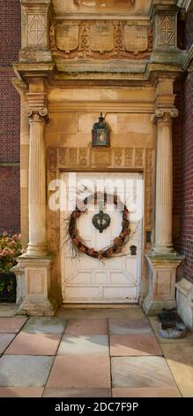 Weihnachten Türkranz, an der Tür eines stattlichen Hauses Tür.England, Großbritannien, GB. Stockfoto