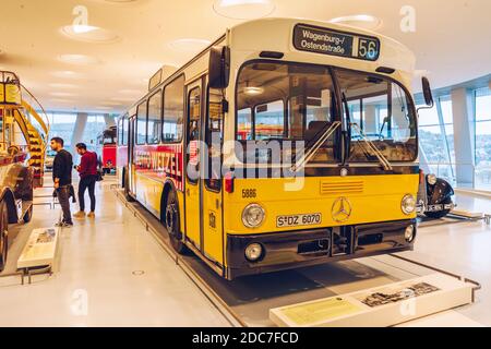 Stuttgart, 19. Oktober 2019: Historische Mercedes-Fahrzeuge der Marke werden im Mercedes-Benz Museum in Stuttgart präsentiert. Interi Stockfoto