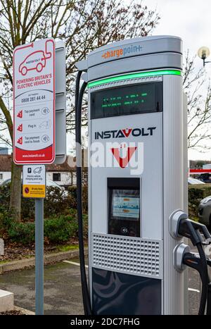 Grantham, Lincolnshire. Ein Instavolt Elektroauto Ladestation, in einem Parkplatz Stockfoto