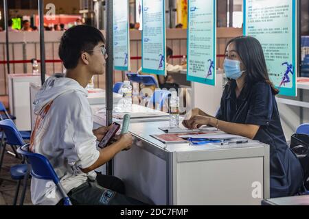 Haikou, Chinas Provinz Hainan. November 2020. Arbeitssuchende besuchen eine Jobmesse in Haikou, südchinesische Provinz Hainan, 19. November 2020. Quelle: Zhang Liyun/Xinhua/Alamy Live News Stockfoto