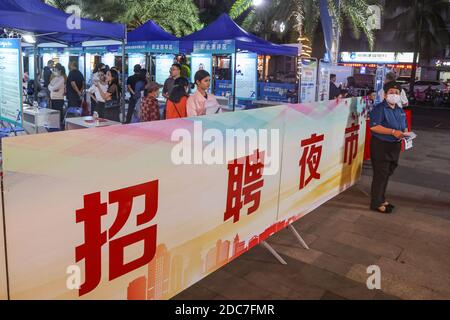 Haikou, Chinas Provinz Hainan. November 2020. Arbeitssuchende besuchen eine Jobmesse in Haikou, südchinesische Provinz Hainan, 19. November 2020. Quelle: Zhang Liyun/Xinhua/Alamy Live News Stockfoto