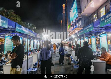 Haikou, Chinas Provinz Hainan. November 2020. Arbeitssuchende besuchen eine Jobmesse in Haikou, südchinesische Provinz Hainan, 19. November 2020. Quelle: Zhang Liyun/Xinhua/Alamy Live News Stockfoto