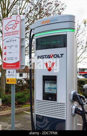 Grantham, Lincolnshire. Ein Instavolt Elektroauto Ladestation, in einem Parkplatz Stockfoto