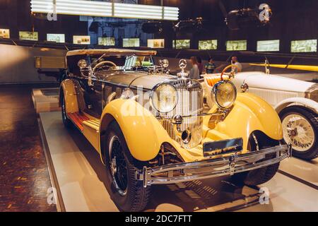 Stuttgart, 19. Oktober 2019: Historische Mercedes-Fahrzeuge der Marke werden im Mercedes-Benz Museum in Stuttgart präsentiert. Interi Stockfoto