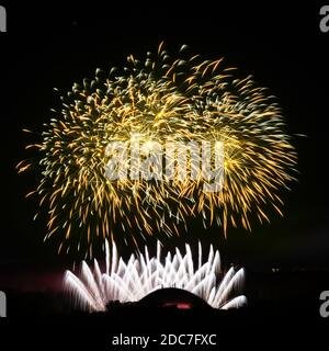 Bunte erstaunliche Feuerwerk isoliert in dunklen Hintergrund Nahaufnahme mit dem Ort für Text, Vilnius Feuerwerk, 4. Juli, Unabhängigkeitstag, Stockfoto