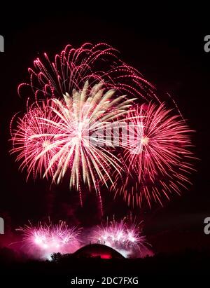Bunte erstaunliche Feuerwerk isoliert in dunklen Hintergrund Nahaufnahme mit dem Ort für Text, Vilnius Feuerwerk, 4. Juli, Unabhängigkeitstag, Stockfoto