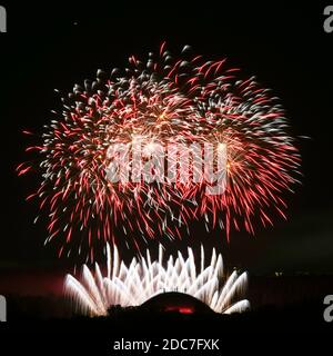 Bunte erstaunliche Feuerwerk isoliert in dunklen Hintergrund Nahaufnahme mit dem Ort für Text, Vilnius Feuerwerk, 4. Juli, Unabhängigkeitstag, Stockfoto