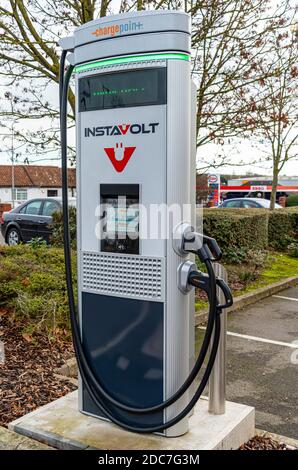 Grantham, Lincolnshire. Ein Instavolt Elektroauto Ladestation, in einem Parkplatz Stockfoto