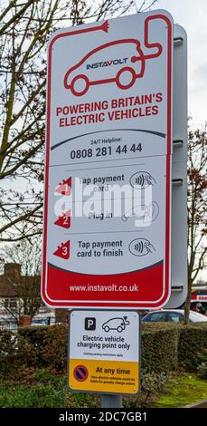 Grantham, Lincolnshire. Ein Instavolt Elektroauto Ladestation, Beschilderung auf Gebrauch Stockfoto