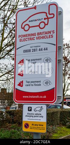 Grantham, Lincolnshire. Ein Instavolt Elektroauto Ladestation, Beschilderung auf Gebrauch Stockfoto