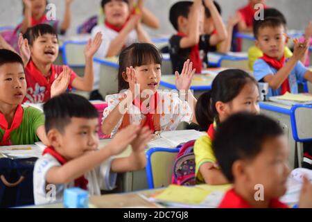 (201119) -- NANNING, 19. November 2020 (Xinhua) -- das Foto vom 2. Juni 2020 zeigt Schülern, die mit Unterstützung der Provinz Guangdong im Autonomen Bezirk Rongshui Miao in der Autonomen Region Guangxi Zhuang in der Beilin-Grundschule unterrichtet werden. Der 20. November ist der Weltkindertag. Während seiner Kampagne gegen die Armut in den letzten Jahren hat Guangxi die Extrameile gegangen, um Kindern in den von Armut betroffenen Gebieten ein besseres Leben und eine bessere Bildung zu ermöglichen. (Xinhua/Huang Xiaobang) Stockfoto