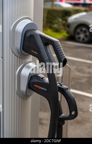 Grantham, Lincolnshire. Ein Instavolt Elektroauto Ladepunkt, Stecker, die mit Ihrem Auto verbinden Stockfoto